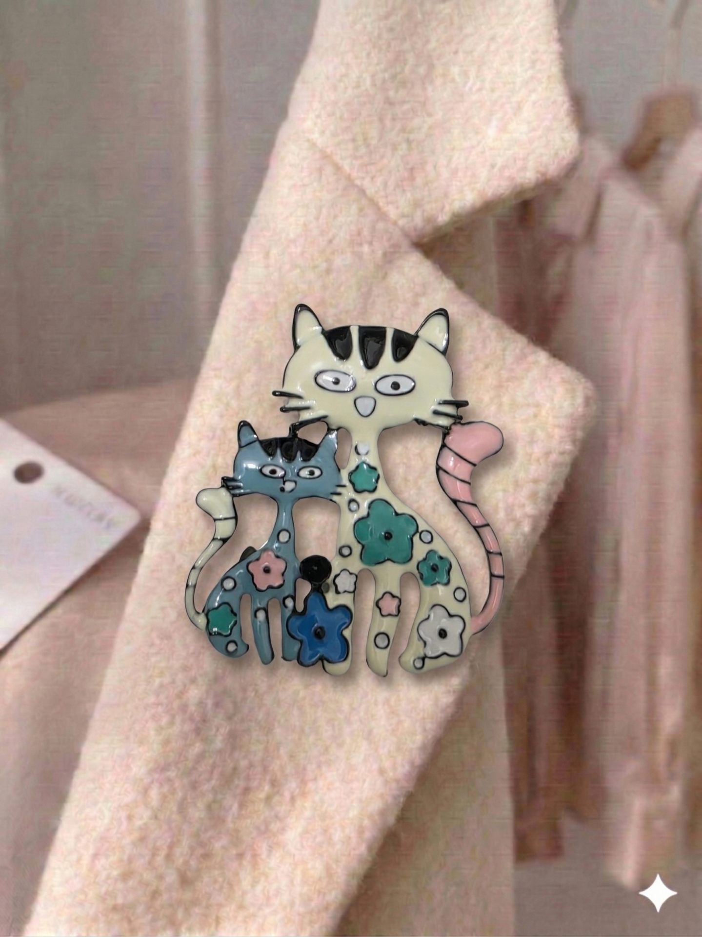 Beyaz Kedili Renkli Broş