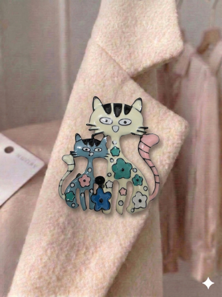 Beyaz Kedili Renkli Broş