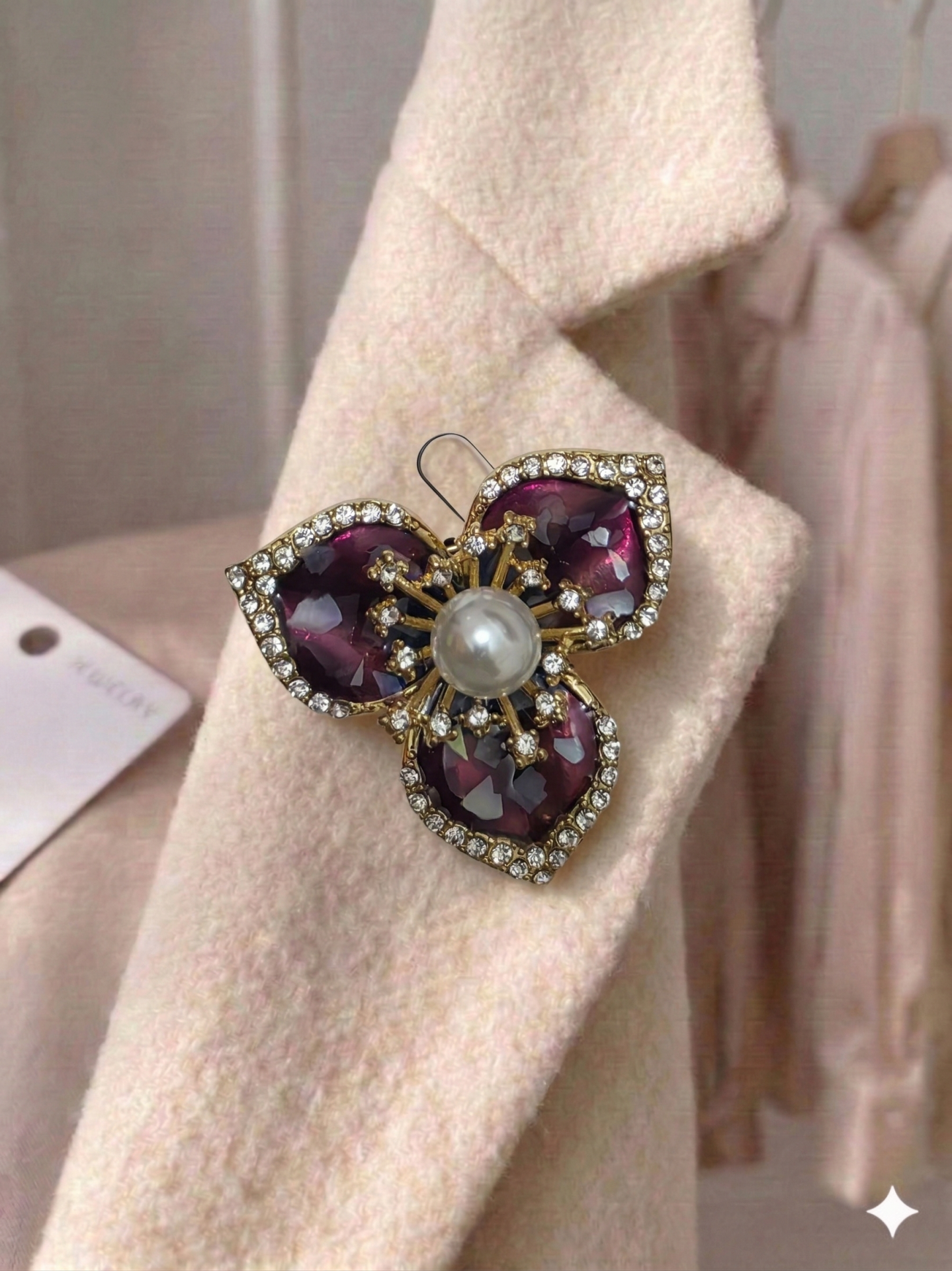 Bordo Renkli Taşlı & İncili Çiçek Rozeti