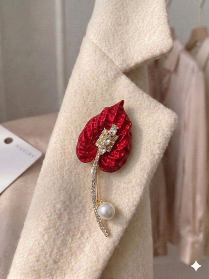 Taşlı Kırmızı Yaprak Rozeti