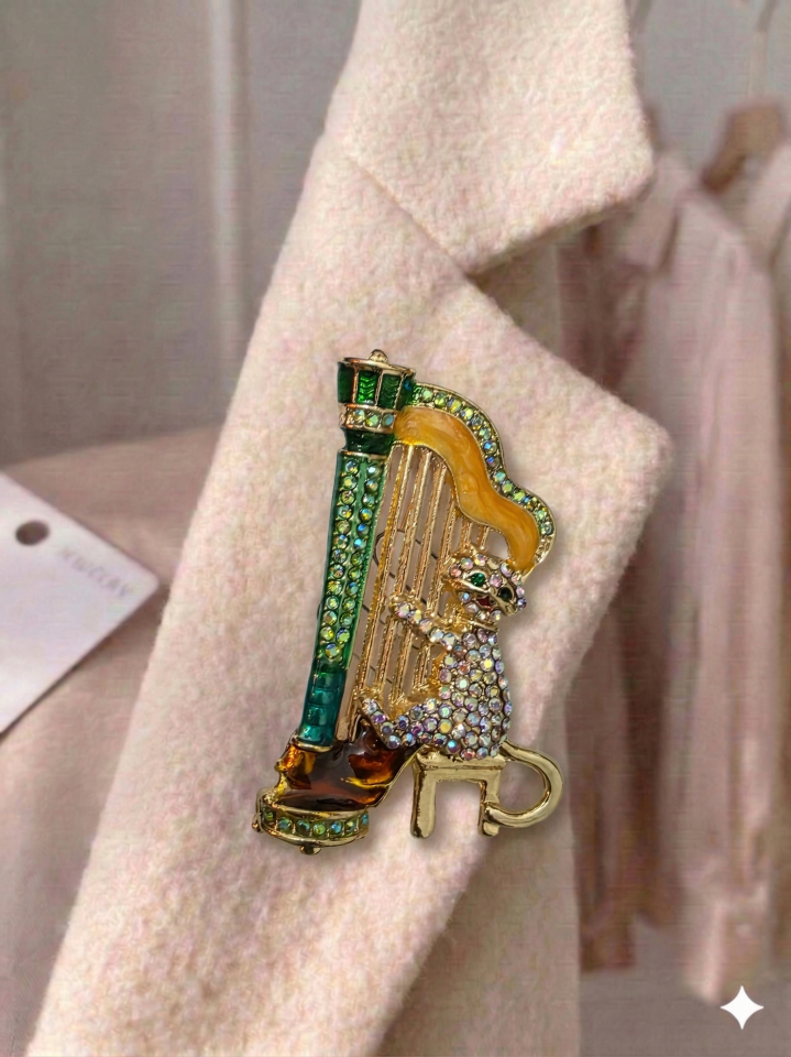 Yeşil Arp Çalan Kedi