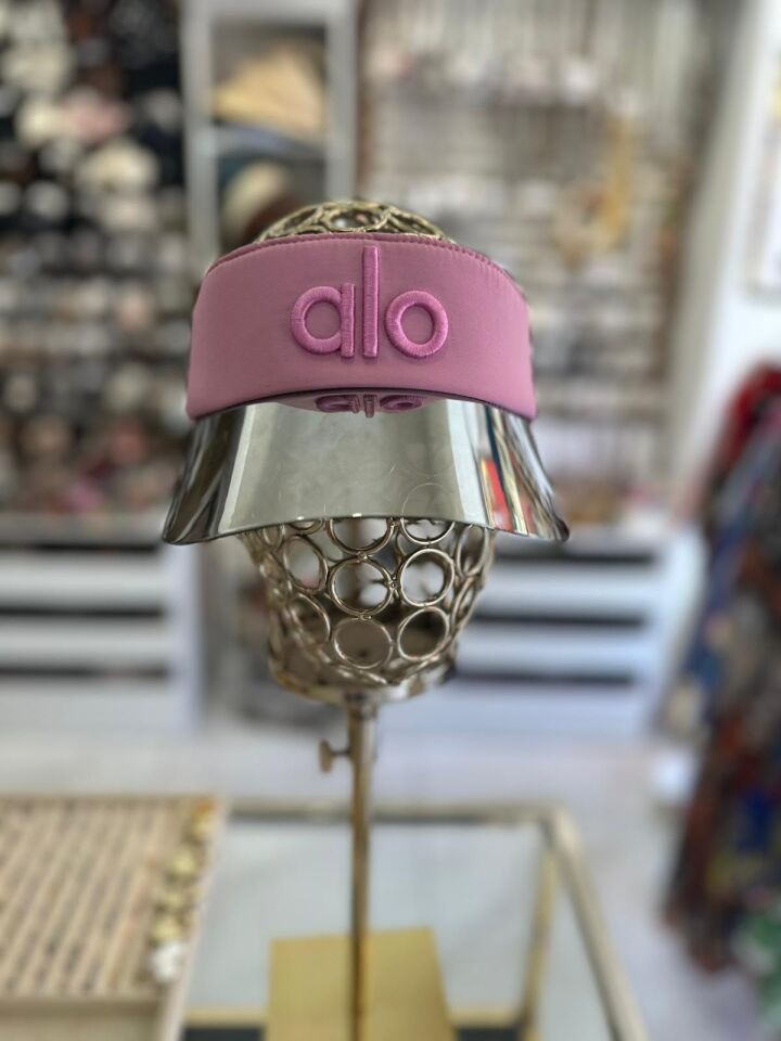 Dusty Rose Nakışlı Şeffaf Vizör şapka