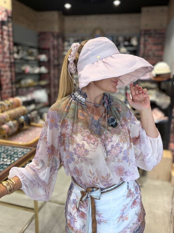 PUDRA PEMBE FİYONKLU VİZÖR ŞAPKA (MEMBRANLI)