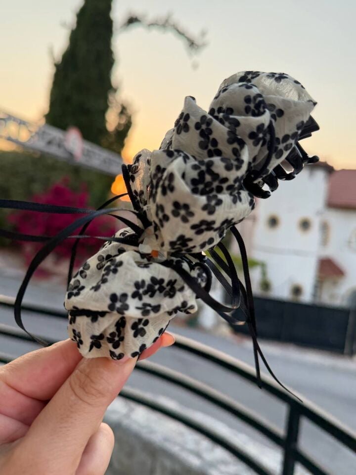 Siyah Çiçekli Muz Toka